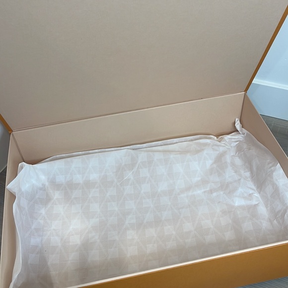 Authentic Louis Vuitton gift box - Picture 7 of 8